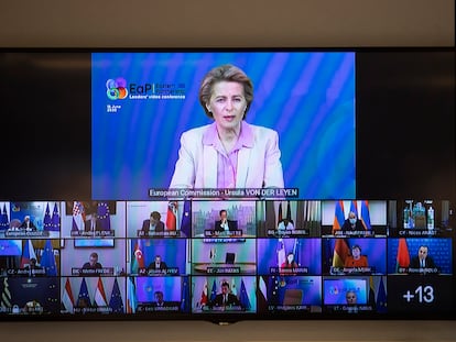 La presidenta de la Comisión Europea, Ursula von der Leyen, mantiene una videoconferencia en Bruselas, este jueves.