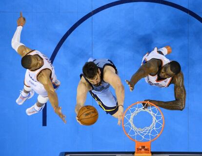 Marc Gasol captura un rebote ante Westbrook y Perkins.