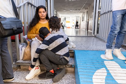 Maribel Ábalos Antolín, junto a sus dos hijos, en la parte mexicana de Nogales tras ser descubierta y deportada intentando cruzar a Estados Unidos.