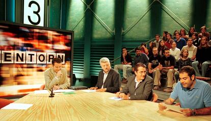 Enric Ba&ntilde;eres, segundo por la izquierda, entre Llu&iacute;s Canut, Miguel Rico y Toni Clap&eacute;s en plena tertulia en TV3.