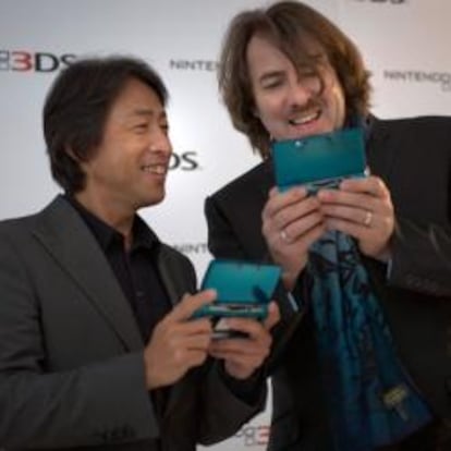 El presidente de Nintendo Europa, Saturo Shibata, con el cómico inglés Jonathan Ross, en la presentación de la nueva Nintendo 3DS en Ámsterdam