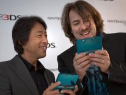 El presidente de Nintendo Europa, Saturo Shibata, con el cómico inglés Jonathan Ross, en la presentación de la nueva Nintendo 3DS en Ámsterdam