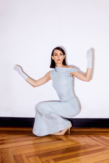 Con vestido de hilo, lana y algodón y guantes de algodón, todo de FENDI; zapatos de tacón de ACNE STUDIOS.