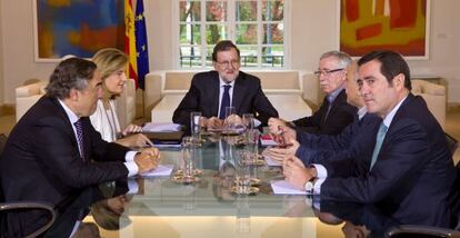 El presidente del Gobierno, Mariano Rajoy, junto a la ministra de Empleo, F&aacute;tima B&aacute;&ntilde;ez y los l&iacute;deres sindicales y de la patronal CEOE-Cepyme, ayer en La Moncloa.