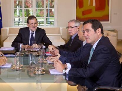 El presidente del Gobierno, Mariano Rajoy, junto a la ministra de Empleo, F&aacute;tima B&aacute;&ntilde;ez y los l&iacute;deres sindicales y de la patronal CEOE-Cepyme, ayer en La Moncloa.
