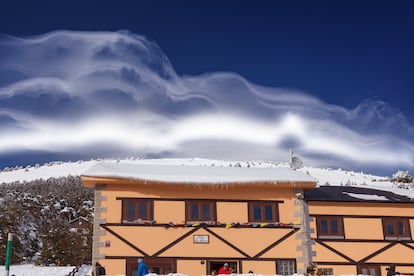 Nubes fantasma sobre la montaña y la Venta Marcelino, el 23 de enero de 2014, con varios clientes saliendo del establecimiento.  