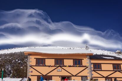Nubes fantasma sobre la montaña y la Venta Marcelino, el 23 de enero de 2014, con varios clientes saliendo del establecimiento.