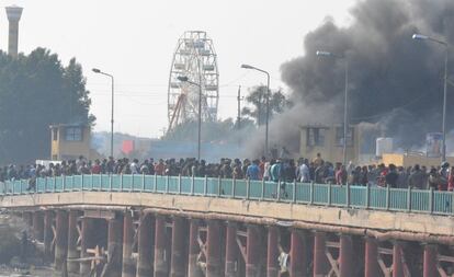 Manifestantes iraquíes participan en las protestas contra el Gobierno, en Nasiriya (Irak) este jueves. La ciudad, situada a orillas del río Éufrates a 370 kilómetros al sur de Bagdad, ha amanecido entre disparos. Al parecer todo ha comenzado cuando el general Yamil al Shamari ha dado la orden a sus hombres de recuperar dos puentes tomados hace tres días por los manifestantes y poner fin a la desobediencia civil.