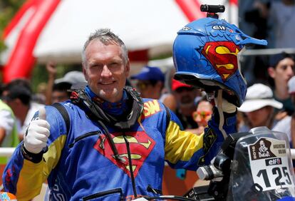 Kobus Potgieter motociclista de KTM alza el pulgar hacia arriba vestido con un traje de Superman antes de la ceremonia de salida del Rally Dakar 2016 en Buenos Aires.