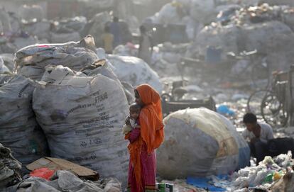 Una mujer y su bebé en un vertedero de Delhi (India). 