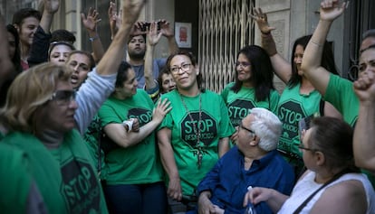 Petronila y el resto de activistas celebran la paralización del desahucio.