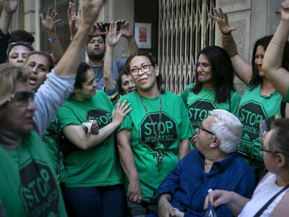 Petronila i la resta d'activistes celebren l'aturada del desnonament.