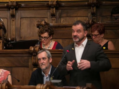 Puigcorbé observa el líder d'ERC a Barcelona, Alfred Bosch, al ple d'aquest divendres.