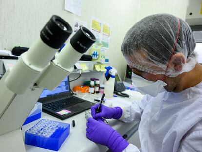 Urtzi Garaigorta con tubos del virus de la hepatitis B en el laboratorio de seguridad P3 del Centro Nacional de Biotecnología del CSIC.