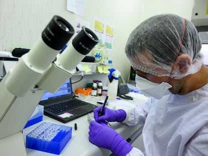 Urtzi Garaigorta con tubos del virus de la hepatitis B en el laboratorio de seguridad P3 del Centro Nacional de Biotecnología del CSIC.