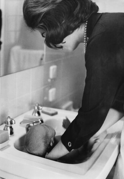 La princesa Sofía baña a su hija, la infanta Elena, de un mes de edad, en un lavabo, el 24 de enero de 1964.