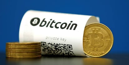 Monedas con el símbolo de bitcoin.