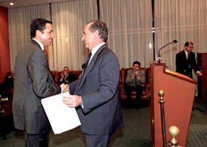 El presidente valenciano, Eduardo Zaplana, y el vicepresidente Rodrigo Rato, en el Club Siglo XXI.