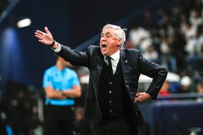  El técnico italiano del Real Madrid Carlo Ancelotti da instrucciones a sus jugadores durante la final.