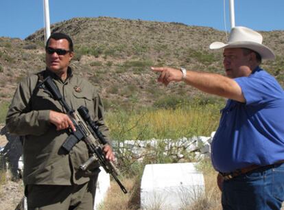 Steven Seagal tras ser nombrado ayudante del <i>sheriff</i> Arvin West, el pasado domingo en Tejas.