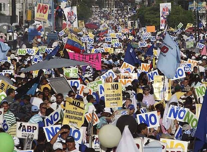 La oposición a Chávez se manifiesta en Maracaibo para pedir el <i>no</i> en el referéndum del domingo.