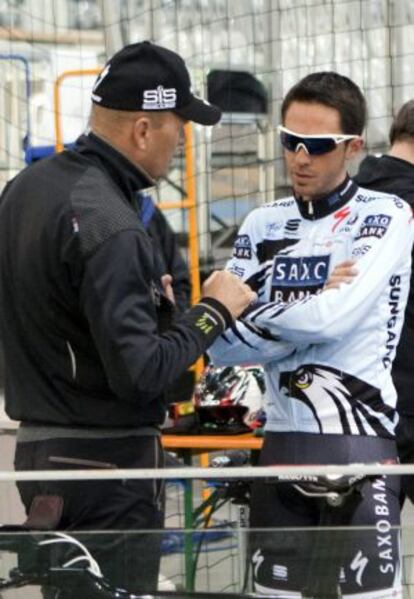 Contador junto a Bjarne Riis durante un entrenamiento en 2011.