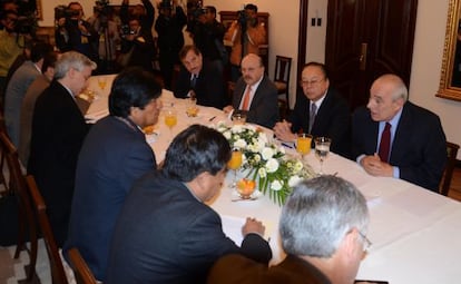 Cuatro ex cancilleres bolivianos aconsejan a Evo Morales