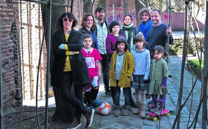 Varios padres con sus hijos, en la plaza de la Paja, de Madrid.