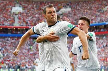 Artem Dzyuba celebra su gol de penalti.