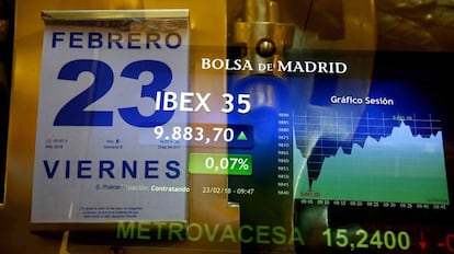 Reflejo de los paneles en la Bolsa de Madrid.
