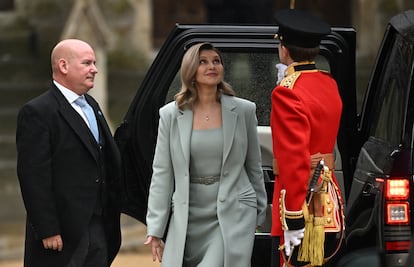 Olena Zelenska, esposa del presidente ucranio, Volodímir Zelenski, llega a la abadía de Westminster. 