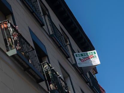 Cartel de venta en un edificio de la capital, a 27 de octubre de 2021, en Madrid.