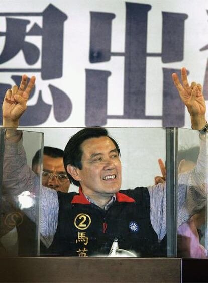 El candidato taiwanés Ma Ying-jeou celebra su victoria electoral el sábado en Taipei.