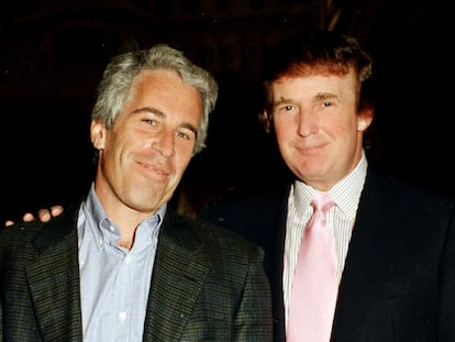 Donald Trump con el financista Jeffrey Epstein en Palm Beach, Florida, en 1997.