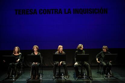 Ana Belén, Aitana Sanchez-Gijón, Nathalie Poza, Julieta Serrano y Gloria Muñoz, durante la lectura.