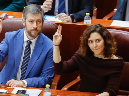 La presidenta de la Comunidad de Madrid, Isabel Diíaz Ayuso y el diputado del PP Miguel Ángel García durante el pleno extraordinario de la Asamblea de Madrid en diciembre en el que se votaron  los nuevos reglamentos de la Cámara de Cuentas, Telemadrid y el Consejo de Transparencia.