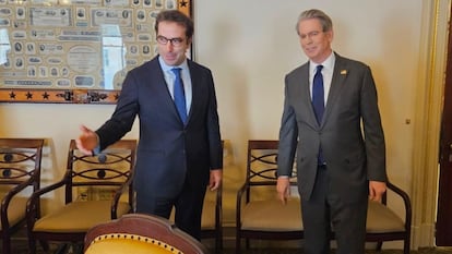 El ministro de Economía, Comercio y Empresa, Carlos Cuerpo (izquierda), durante su reunión con el secretario del Tesoro de Estados Unidos, Scott Bessent, el 15 de abril de 2025, en Washington.