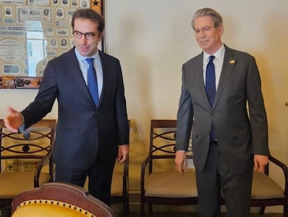 El ministro de Economía, Comercio y Empresa, Carlos Cuerpo (izquierda), durante su reunión con el secretario del Tesoro de Estados Unidos, Scott Bessent, el 15 de abril de 2025, en Washington.