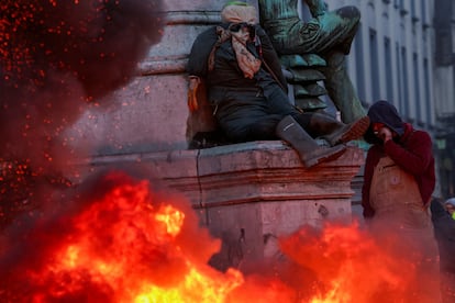 Manifestantes junto a una hoguera durante la protesta de agricultores en Bruselas. 