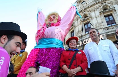 La 'txupinera' Jone Artola, junto a Marijaia, en el segundo día de las fiestas de Bilbao.