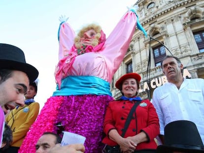 La 'txupinera' Jone Artola, junto a Marijaia, en el segundo día de las fiestas de Bilbao.