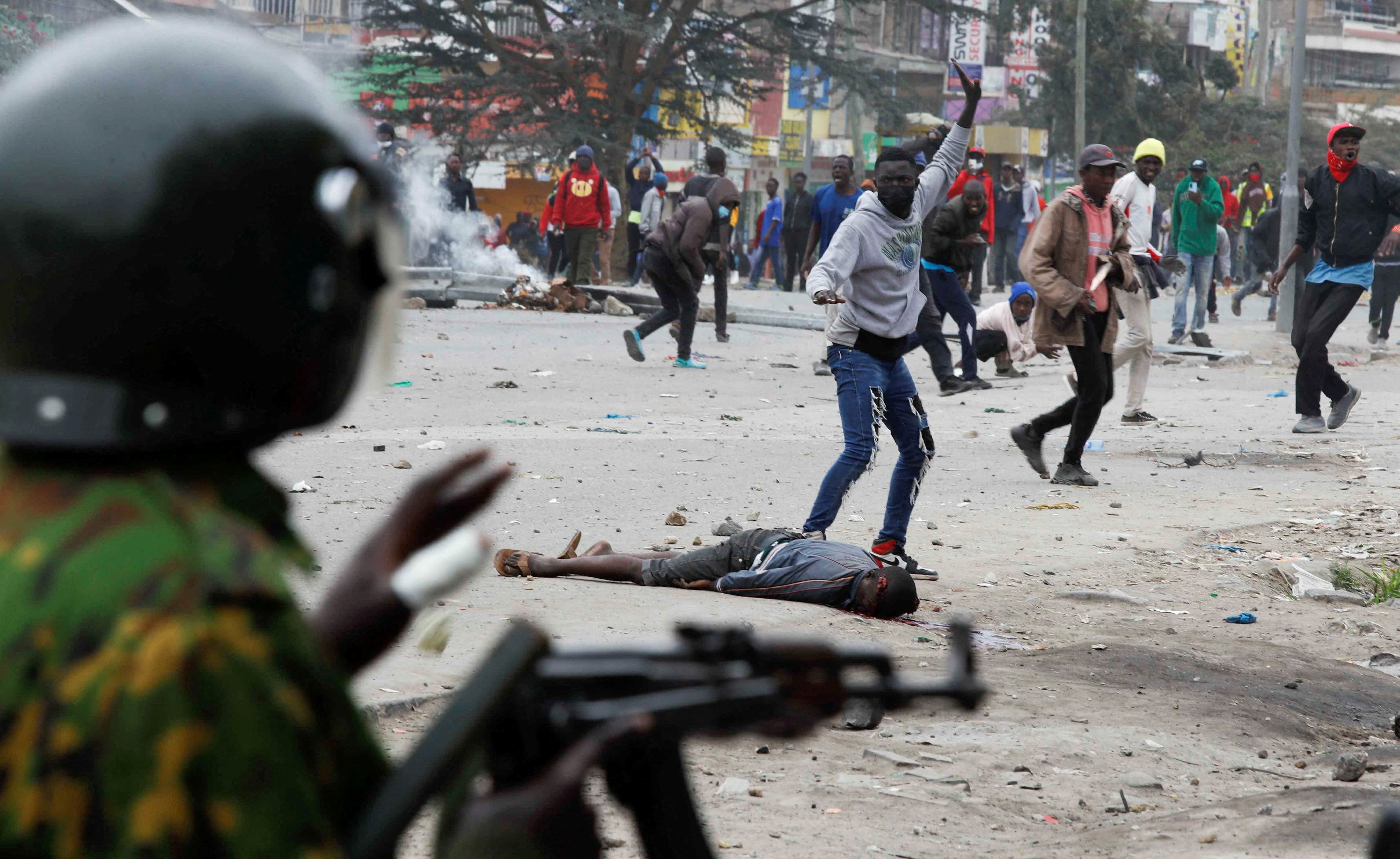 Las protestas que exigen la renuncia del presidente de Kenia cobran fuerza y suman 50 muertos en un mes 