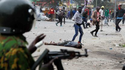 El cuerpo de un manifestante yace en el suelo en Kitengela durante una de las manifestaciones que han sacudido este martes a Kenia pidiendo la dimisión del presidente Ruto.