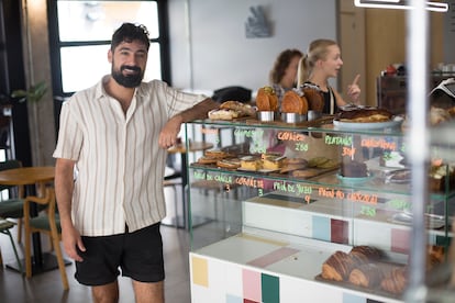 Guilherme Gleiser en la panadería Novo Mundo, en Madrid el 25 de agosto en 2023.