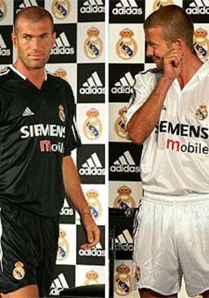 Zidane y Beckham, con la equipación de la nueva temporada.