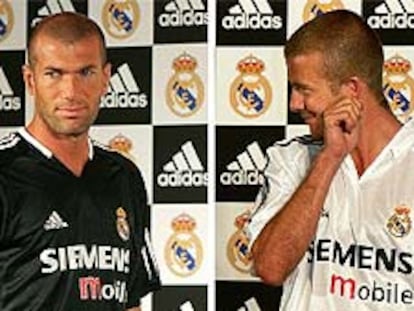 Zidane y Beckham, con la equipación de la nueva temporada.