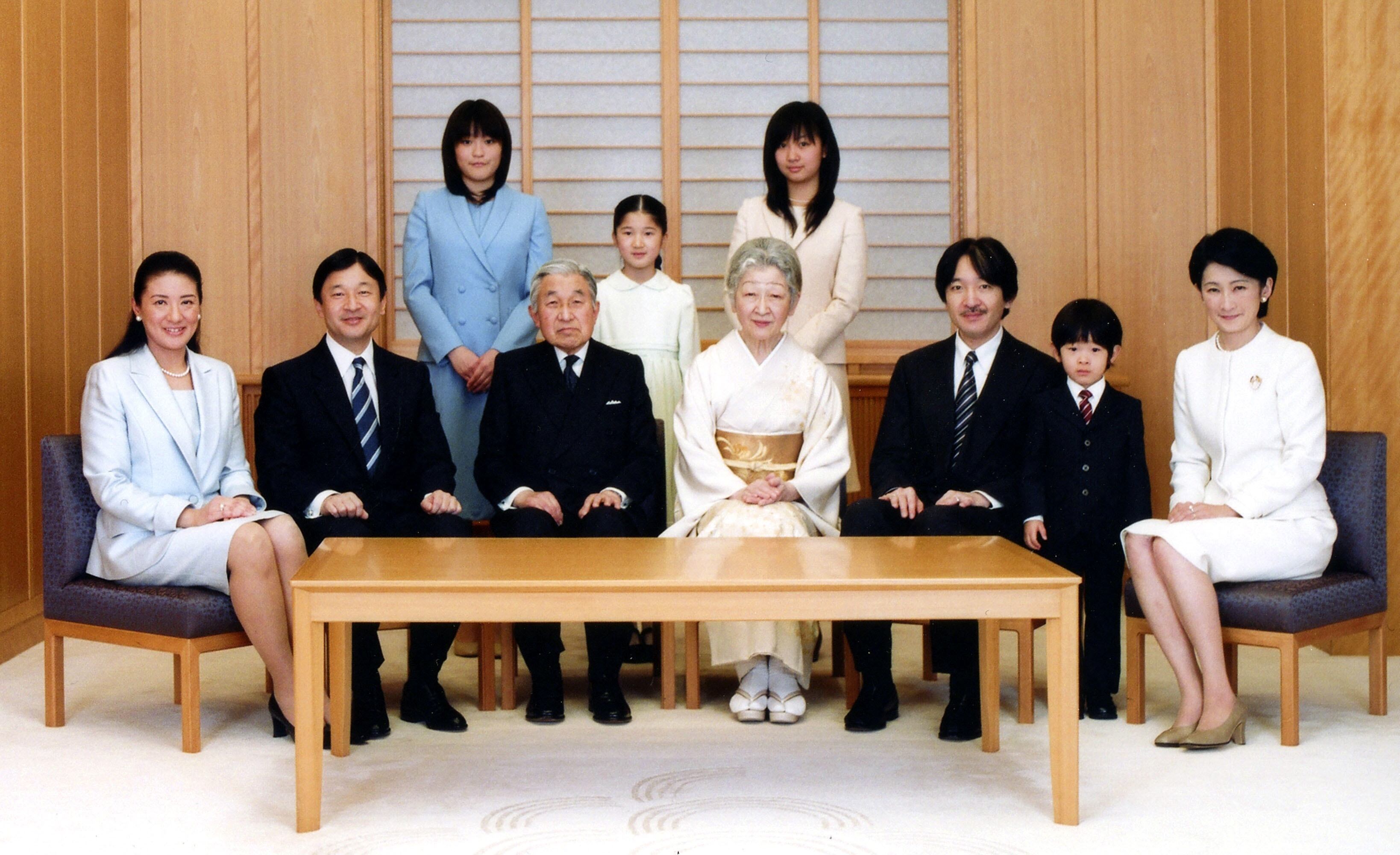 El emperador Akihito de Japón (centro izquierda) y la emperatriz Michiko (centro derecha) se reúnen con los miembros de su familia imperial en una sesión de fotos para celebrar el Año Nuevo el 14 de diciembre de 2010 en el Palacio Imperial de Tokio, Japón. También en la foto, de izquierda a derecha: los entonces príncipes herederos Masako y Naruhito, la princesa Mako, detrás de Akihito, la princesa Aiko, la princesa Kako, el príncipe Akishino, el príncipe Hisahito y la princesa Kiko.