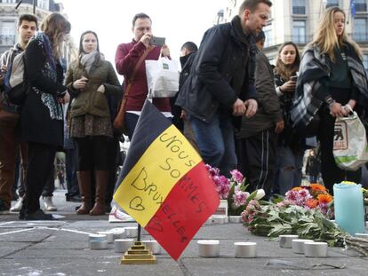 Los bruselenses homenajean a las v&iacute;ctimas de los atentados.