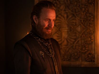 Rhys Ifans será Otto Hightower, Mano del Rey y consejero cercano del Rey Viserys Targaryen.
