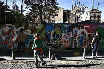 Dos de las pintadas realizadas ayer sobre los muros de un solar del barrio del Carmen.